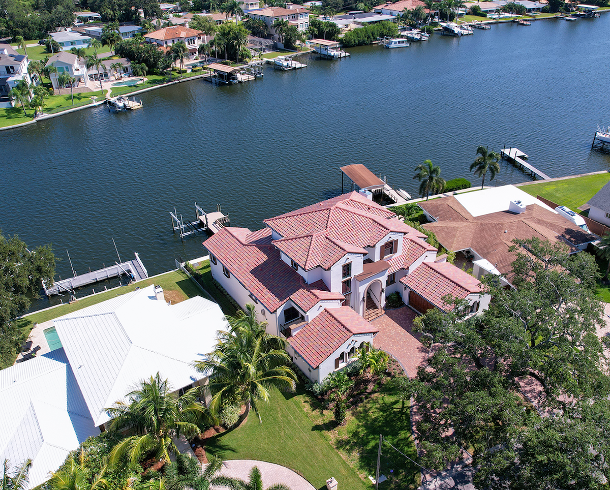 Flood insurance cost comparison between waterfront and inland homes in Florida