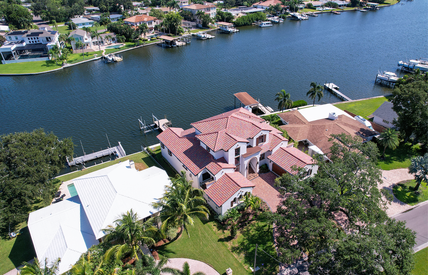 Flood insurance cost comparison between waterfront and inland homes in Florida